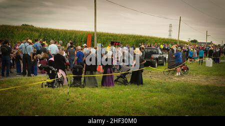 Amish People Guarda come maratona runner per iniziare una giornata nuvolosa Foto Stock