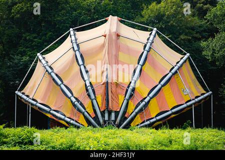 abbandonata vecchia giostra nel vecchio parco divertimenti di berlino spreepark perso posto Foto Stock