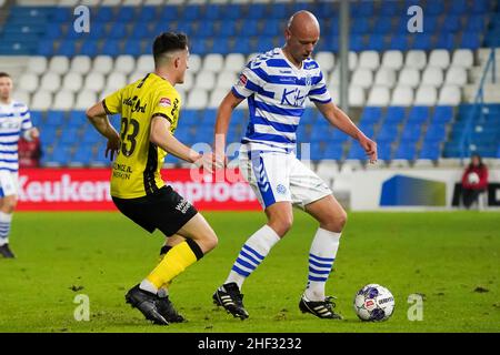 DOETINCHEM, PAESI BASSI - GENNAIO 9: Jonas Theuerzeit di VVV-Venlo sfida Elmo Lieftink di De Graafschap durante la partita olandese Keukenkampioendivisie tra De Graafschap e VVV-Venlo a De Vijverberg il 9 Gennaio 2022 a Doetinchem, Paesi Bassi (Foto di Rene Nijhuis/Orange Pictures) Foto Stock