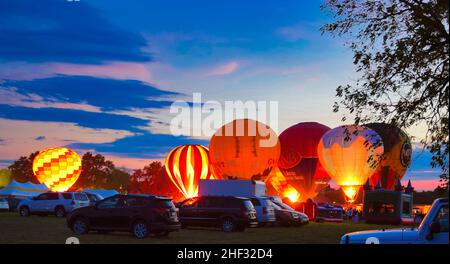 Palloncino ad aria calda multiplo Glow come palloni fuoco là carri armati di propano e illumina i palloni in una serata estiva Foto Stock