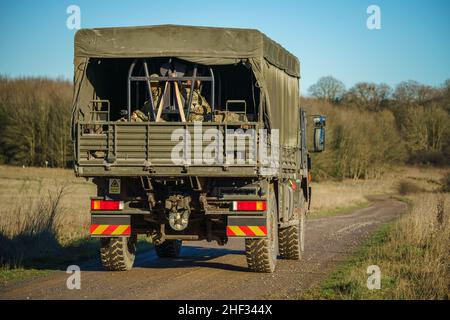 UOMO militare britannico SV 4x4 esercito camion logistica veicolo camion trasporto truppe in azione su un esercizio militare, Salisbury Plain UK Foto Stock