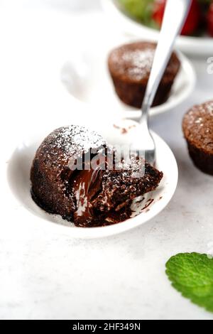 Mini torta di lava fusa al cioccolato fatta in casa, fuoco selettivo Foto Stock