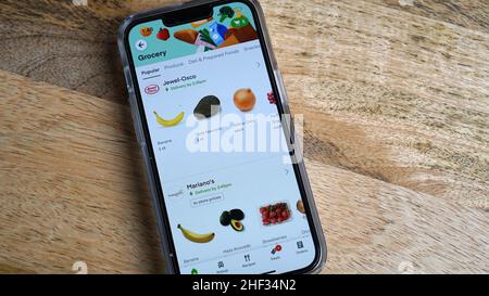 Utilizzo dell'app Instacart per la consegna di generi alimentari e i servizi di ritiro Foto Stock