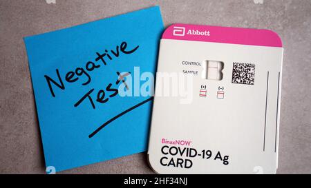 Risultato negativo del test utilizzando il kit BinaxNOW Covid-19 Antigen Rapid Test Foto Stock