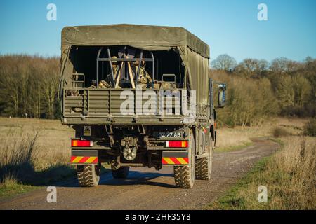 UOMO militare britannico SV 4x4 esercito camion logistica veicolo camion trasporto truppe in azione su un esercizio militare, Salisbury Plain UK Foto Stock