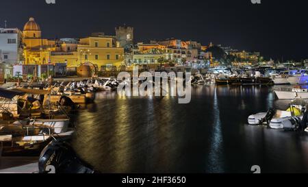 Vista notturna del porto turistico di Forio con barche ormeggiate al grazioso porto di pescatori, Ischia, Italia Foto Stock