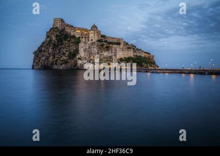 Veduta del Castello Aragonese (Castello Aragonese) all'ora blu, Ischia, Italia Foto Stock