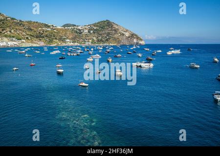 Bella vista mare da Sant’Angelo d’Ischia sulla spiaggia dei Maronti, regione Campania, Italia Foto Stock