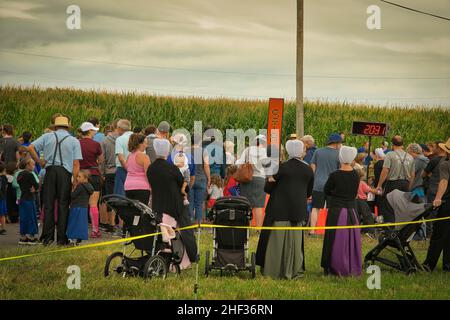 Amish People Guarda come maratona runner per iniziare una giornata nuvolosa Foto Stock