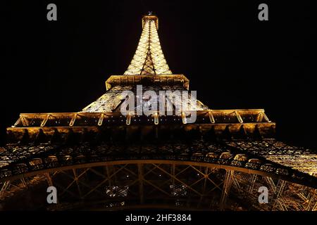 PARIGI, FRANCIA - 25 MAGGIO 2015: Questa è la vista della parte superiore della torre Eiffel nell'illuminazione notturna della sua retroilluminazione. Foto Stock