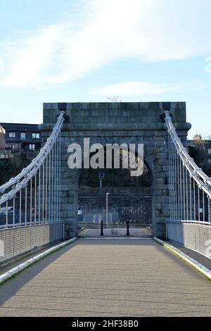 Il Wellington Suspension Bridge sul fiume Dee ad Aberdeen, Scozia, è stato inaugurato nel 1830. Fu chiusa ai veicoli nel 1984 e ai pedoni nel 2002 Foto Stock