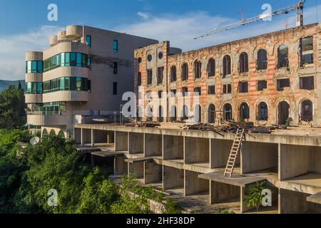 Guerra edificio danneggiato a Mostar, in Bosnia ed Erzegovina Foto Stock