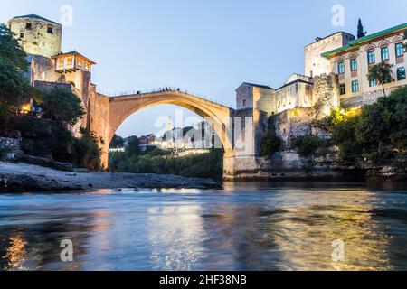 Vista serale di Stari Most (Ponte Vecchio) e vecchi edifici in pietra a Mostar. Bosnia-Erzegovina Foto Stock