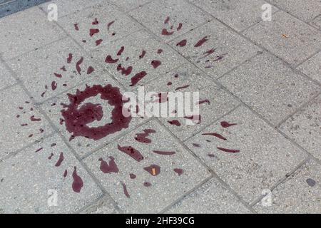 Rosa di Sarajevo che segna un luogo di esplosioni di gusci di mortaio durante l'assedio di Sarajevo in Bosnia-Erzegovina. Foto Stock