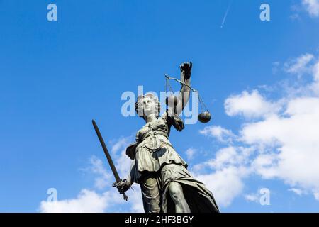 La statua della Madonna di giustizia (Justitia) a Francoforte, Germania Foto Stock