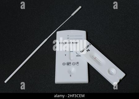 Test antigenico FAST covid19 per controllare l'infezione da sars-COV-2, screening delle malattie pandemiche Foto Stock