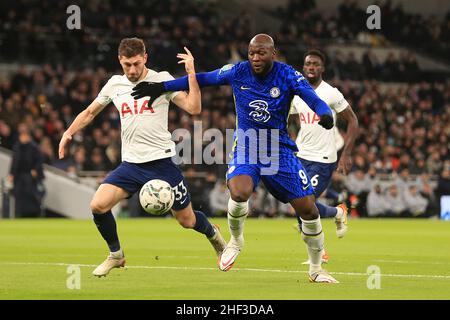 Londra, Regno Unito. 12th Jan 2022. Romelu Lukaku di Chelsea (9) e ben Davies di Tottenham Hotspur (33) in azione. Carabao Cup semi Final 2nd LEG match, Tottenham Hotspur v Chelsea al Tottenham Hotspur Stadium di Londra mercoledì 12th gennaio 2022. Questa immagine può essere utilizzata solo per scopi editoriali. Solo per uso editoriale, licenza richiesta per uso commerciale. Nessun uso in scommesse, giochi o un singolo club/campionato/player pubblicazioni. pic di Steffan Bowen/Andrew Orchard sport fotografia/Alamy Live news credito: Andrew Orchard sport fotografia/Alamy Live News Foto Stock