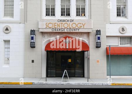 SANTA ANA, CALIFORNIA - 10 GEN 2022: Primo piano dell'ingresso principale presso l'edificio della Chiesa di Scientology nel centro di Santa Ana. Foto Stock