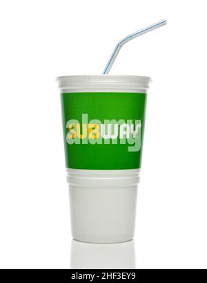 IRIVNE, CALIFORNIA - 11 JAN 2022: Una tazza monouso per bibite analcoliche forma la catena di ristoranti fast food Subway. Foto Stock