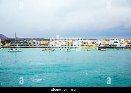 Vista porto pittoresco paese Corralejo Fuerteventura con barche Foto Stock