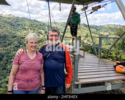 Ziplining a Puerto Rico coppia in vacanza Foto Stock