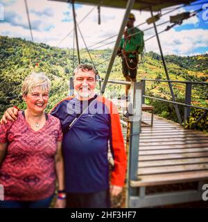 Ziplining a Puerto Rico coppia in vacanza Foto Stock