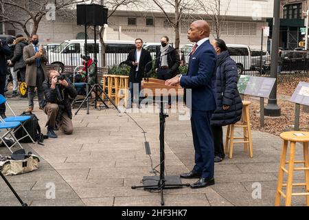 New York, New York, Stati Uniti. 13th Jan 2022. Il sindaco Eric Adams parla durante la conferenza stampa sulla scadenza della moratoria di sfratto per gli inquilini della città a Collect Pond Park. La moratoria sullo sfratto è stata avviata nel marzo 2020 a causa di molte persone hanno perso il loro reddito a causa della pandemia COVID-19. La data di scadenza è prevista per lo stato di New York il 15 gennaio 2022. Il sindaco Adams si unì ad altri politici per chiedere al tesoro federale di liberare più soldi per aiutare inquilini e proprietari. Al sindaco si è aggiunto il direttore di Tenant Outreach Jasmin Batista. (Credit Image: © Lev Radin/Pacific Press via ZUMA Press Wir Foto Stock