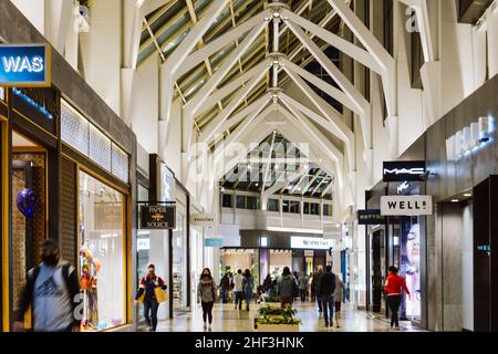 Boston, USA - 22 ottobre 2021: Interno del Prudential Center a Boston, Massachusetts. Destinazione per lo shopping e i ristoranti a Back Bay Foto Stock
