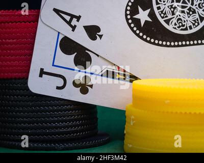 Carte da gioco e poker chips su Black Foto Stock