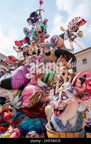 Valencia, Spagna - 4 settembre 2021: Grande impianto di figurine per cartine 'Fallas' progettato da 'Paco Torres Josa', presso la 'Placa de Pillar' che Foto Stock