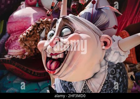 Valencia, Spagna - 4 settembre 2021: Dettaglio di una divertente figurina 'Fallas' disegnata da 'Paco Torres Josa', alla 'Placa de Pillar' che ha vinto il Foto Stock