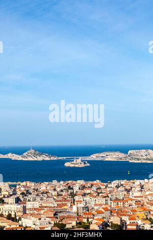 Vista aerea di una delle isole Frioul e la città di Marsiglia, Francia Foto Stock