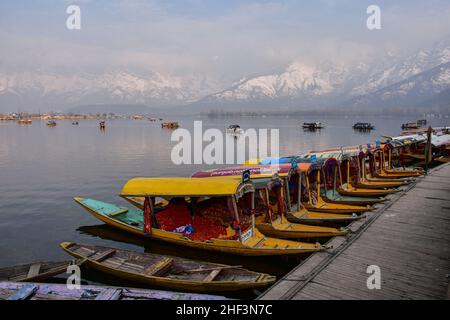 Srinagar, India. 13th Jan 2022. Le barche sono viste ormeggiate alla riva del lago dal durante una fredda giornata invernale. (Foto di Saqib Majeed/SOPA Images/Sipa USA) Credit: Sipa USA/Alamy Live News Foto Stock