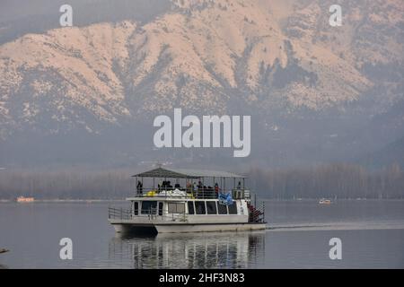 Srinagar, India. 13th Jan 2022. I turisti si sono goduti sul traghetto passeggeri durante una fredda giornata invernale. (Foto di Saqib Majeed/SOPA Images/Sipa USA) Credit: Sipa USA/Alamy Live News Foto Stock
