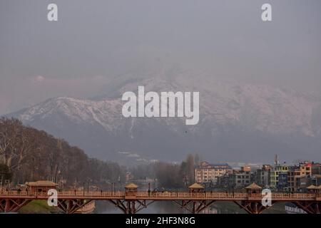 Srinagar, India. 13th Jan 2022. Durante una fredda giornata invernale si può ammirare il ponte pedonale. (Foto di Saqib Majeed/SOPA Images/Sipa USA) Credit: Sipa USA/Alamy Live News Foto Stock