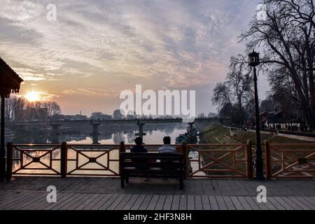 Srinagar, India. 13th Jan 2022. I residenti sono visti riposare sulla panchina durante una fredda giornata invernale. (Foto di Saqib Majeed/SOPA Images/Sipa USA) Credit: Sipa USA/Alamy Live News Foto Stock