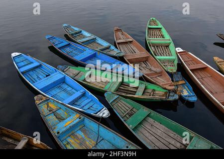 Srinagar, India. 13th Jan 2022. Le barche sono viste ormeggiate alla riva del lago dal durante una fredda giornata invernale. (Foto di Saqib Majeed/SOPA Images/Sipa USA) Credit: Sipa USA/Alamy Live News Foto Stock
