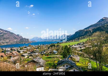 Paesaggio di Sankt Gilgen con il Wolfgangsee e alpi incappucciate di neve Foto Stock