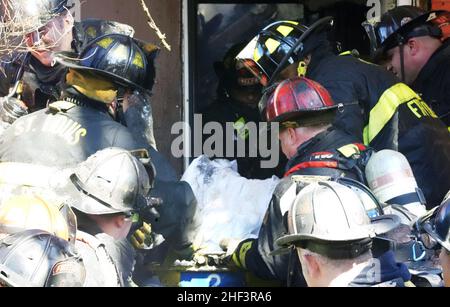 St. Louis, Stati Uniti. 13th Jan 2022. I vigili del fuoco di St. Louis rimuovono i resti di un vigile del fuoco ad un fuoco della casa a St. Louis il giovedì 13 gennaio 2022. Un altro vigile del fuoco è stato ferito.i vigili del fuoco hanno tentato di uscire dalla casa vacante quando il tetto è crollato intrappolando i due fino ad altri li hanno tirati fuori. La morte è il primo vigile del fuoco di St. Louis a morire in un incendio in vent'anni. Foto di Bill Greenblatt/UPI Credit: UPI/Alamy Live News Foto Stock