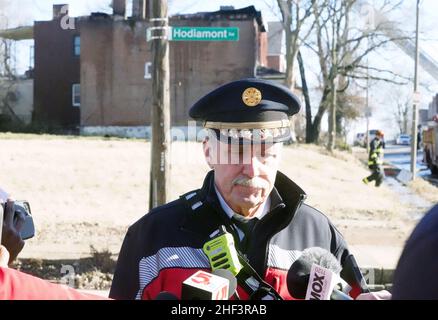 St. Louis, Stati Uniti. 13th Jan 2022. Il capo del fuoco di St. Louis Dennis Jenkerson è emozionale mentre parla ai giornalisti, dicendo loro un vigile del fuoco è stato ucciso e un altro ferito mentre combatteva un fuoco della casa a St. Louis giovedì 13 gennaio 2022. I vigili del fuoco tentarono di uscire dalla casa vacante quando il tetto crollò intrappolando i due finché gli altri li tirarono fuori. La morte è il primo vigile del fuoco di St. Louis a morire in un incendio in vent'anni. Foto di Bill Greenblatt/UPI Credit: UPI/Alamy Live News Foto Stock