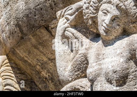 Figure mitologiche di sfiato nel Sprudelhof di Bad Nauheim.Questo complesso è riconosciuto come il più grande centro di Art Nouveau in Germania Foto Stock