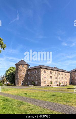 Famoso vecchio castello in Butzbach, Germania sotto il cielo blu Foto Stock