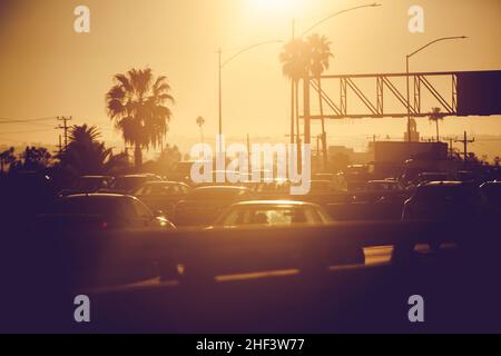 Los Angeles California Rush Hours Traffic durante il tramonto panoramico. Autostrada 10, Stati Uniti d'America. Foto Stock
