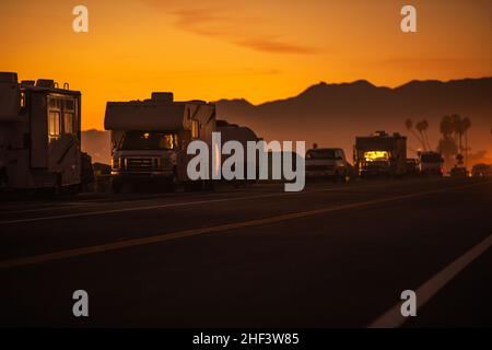 Camper e camper parcheggiati lungo la Scenic Pacific Highway 1 e l'Oceano Pacifico durante il tramonto. Gita su strada dei veicoli da diporto in California Foto Stock