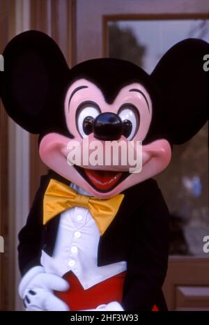 Personaggio in costume di Topolino a Disneyland ad Anaheim, California Foto Stock