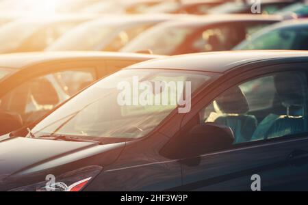 Carenza di nuove automobili nelle fabbriche automobilistiche. Veicoli non finiti in attesa di componenti cruciali prima di vivere presso le concessionarie. Problemi automobilistici durante Covi Foto Stock