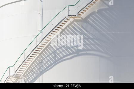 Dettaglio dei serbatoi di bianco nel serbatoio fattoria con scala in ferro Foto Stock