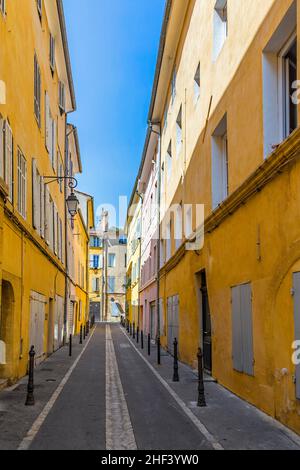 Strada stretta con vecchie case tipiche in Aix en Provence Foto Stock