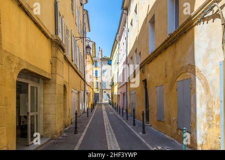 Strada stretta con vecchie case tipiche in Aix en Provence Foto Stock