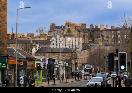 Vista serale degli edifici storici nella Città Vecchia di Edimburgo, Scozia, Regno Unito Foto Stock
